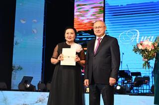 Бейбит Исабаев поздравил жительниц Жетісу с 8 Марта и вручил государственные награды