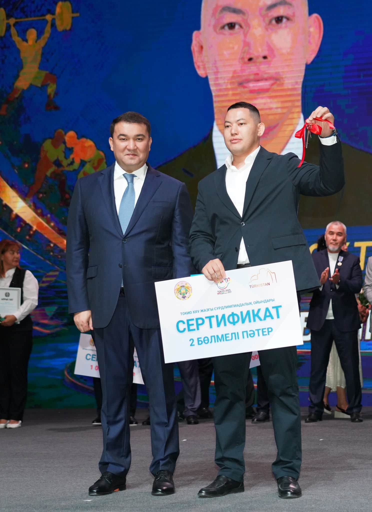 ДЕНЬ СПОРТА: АКИМ ТУРКЕСТАНСКОЙ ОБЛАСТИ ВРУЧИЛ КЛЮЧИ ОТ КВАРТИР ЧЕМПИОНАМ