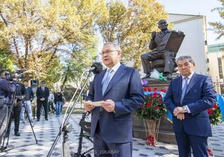 В области Жетісу открыли памятник Абылхану Кастееву