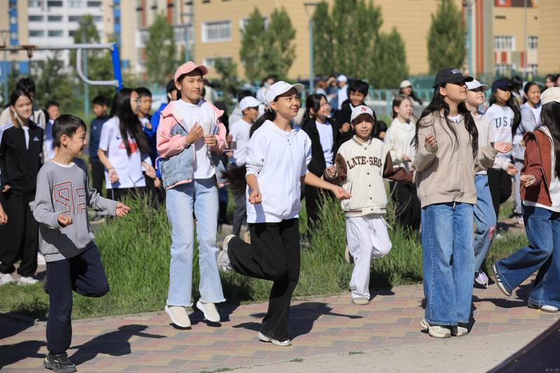 Более 200 школьников вместе сделали утреннюю зарядку