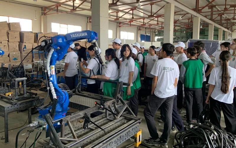Заводы будущего и современные технологии: что показали молодежи в Индустриальном парке Астаны