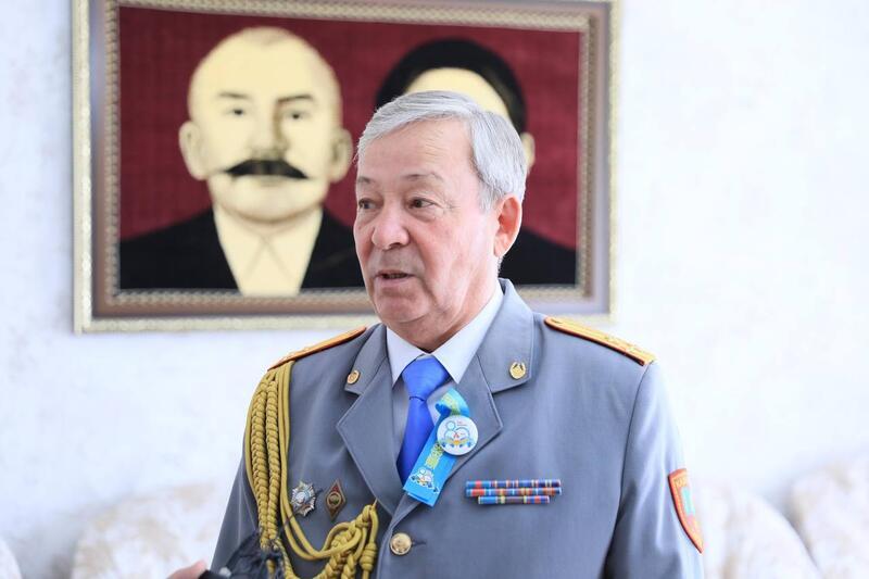 Глава региона поздравил ветерана МВД и прославленного тренера с праздником и знаменательной датой