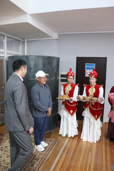 Олимпийский чемпион Ли Нин посетил спортивную школу Алматы