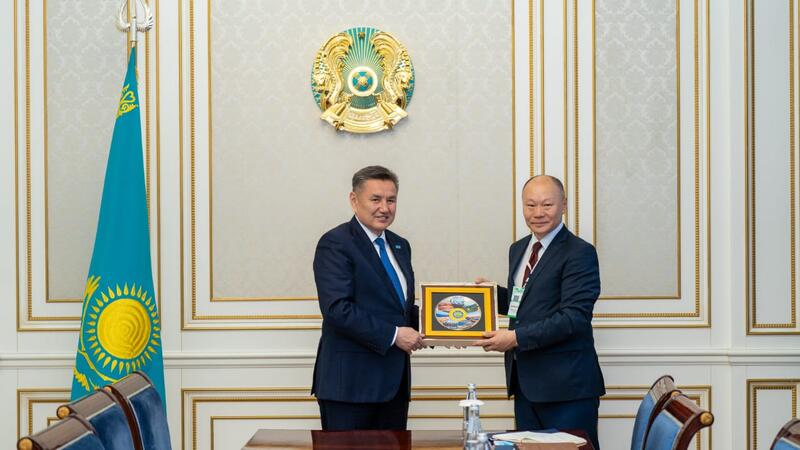 Аким ВКО встретился с послом Монголии