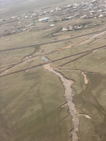 Аким области Асаин Байханов совершил облет Баянаульского района, ознакомился с ходом сброса воды с водохранилищ «Акжар» и «Каратока» Карагандинской области, а также оценил состояние лиманов