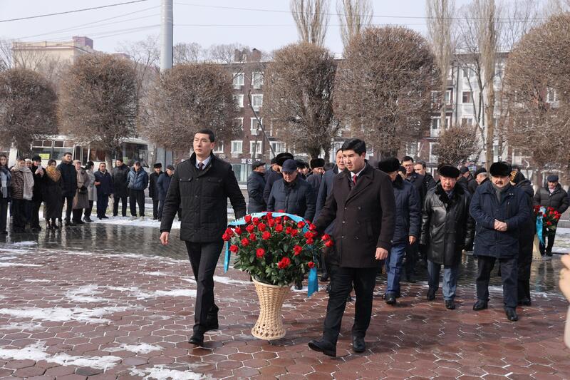 В Таразе состоялась церемония возложения цветов к памятнику Жамбылу Жабаеву