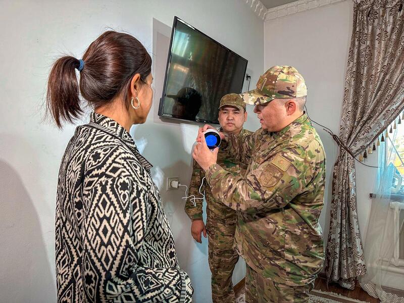Спасатели МЧС проводят месячник пожарной безопасности в жилом секторе