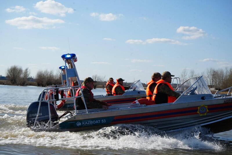 Спасатели МЧС Казахстана обеспечивают безопасность на воде