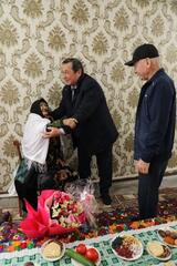 ТУРКЕСТАН: В МАКТААРАЛЬСКОМ РАЙОНЕ ПОЗДРАВИЛИ МАТЕРЬ-ДОЛГОЖИТЕЛЬНИЦУ С ПРАЗДНИКОМ