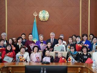 Женщин разных профессий и многодетных мам поздравили с 8 Марта в Карагандинской области