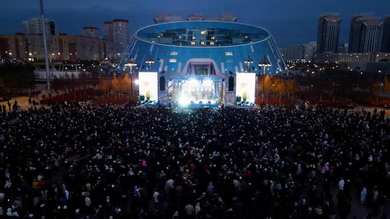 Сотни горожан собрались у монумента “Қазақ елі”: как в Астане отметили День Республики