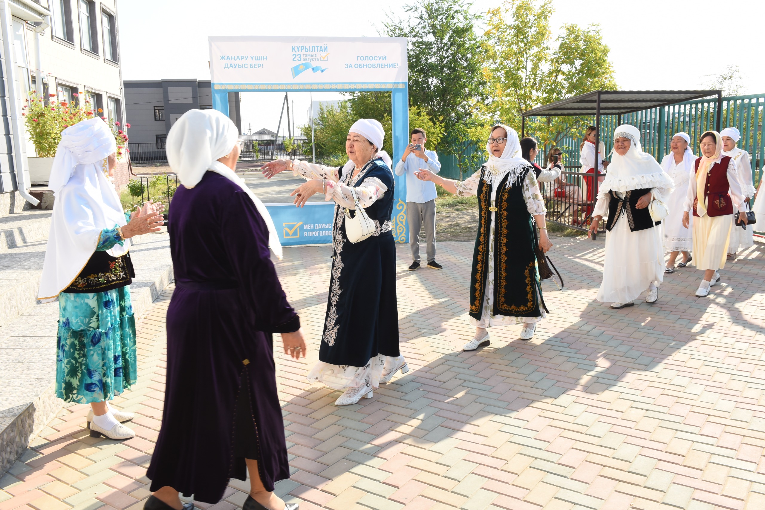В Исатайском районе женщины в национальных нарядах проголосовали на выборах