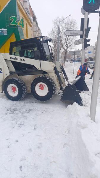 В работе по уборке снега в Астане задействованы тысячи дорожных рабочих