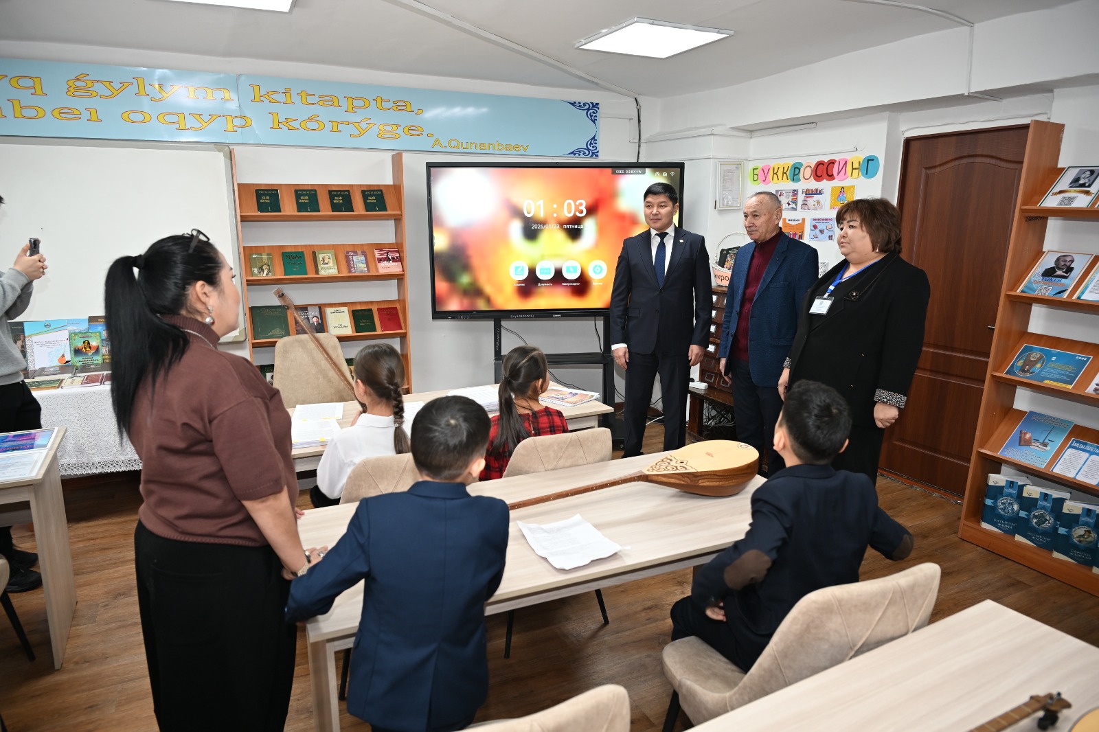 Аким города Ернат Бәзіл встретился с коллективом музыкального колледжа имени К. Байсеитова