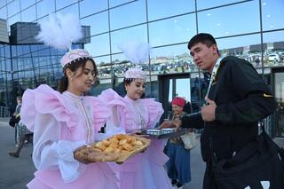 В Шымкенте чемпиона мира по рукопашному бою встречали с военным оркестром