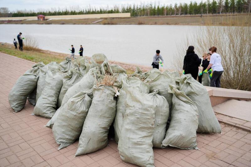 «Таза Қазақстан»: столичная молодежь провела экоакцию на набережной Есиля