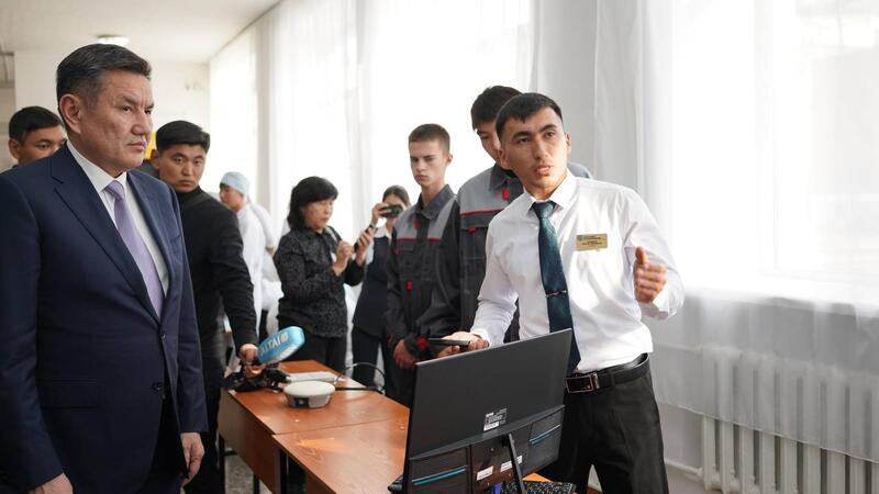Аким ВКО посетил колледж в Саратовке