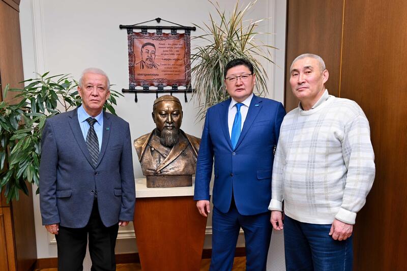 Аким области встретился с учеными-литературоведами и историками