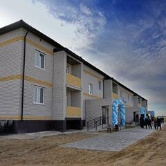 Аким области Асаин Байханов в ходе рабочей поездки в Актогайский район посетил новую детскую школу искусств «Балдаурен» и принял участие в церемонии вручения ключей новоселам 24-квартирного жилого дома