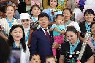 В Талдыкоргане многодетным матерям Были вручены награды «Алтын алқа» и «Күміс алқа»