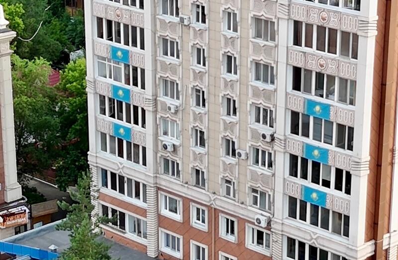 Государственные флаги украсили дома на центральных улицах Астаны