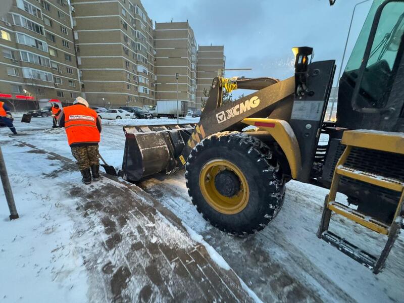 Более 3 000 дорожных рабочих и около 1 500 единиц спецтехники задействованы в снегоуборочных работах в Астане