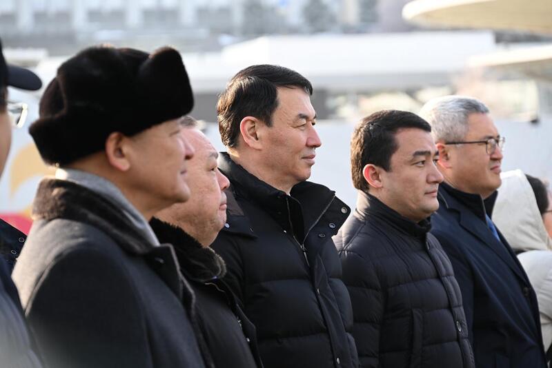 Аким Алматы возложил цветы к монументу «Тәуелсіздік»