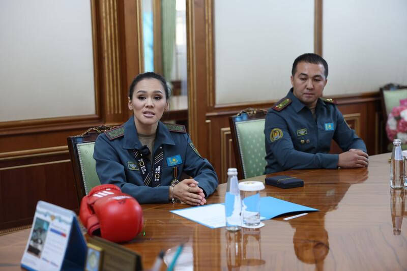 Министр обороны наградил медалью двукратную чемпионку мира по боксу