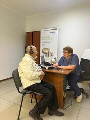 Ветерану из Усть-Каменогорска подарили современный слуховой аппарат