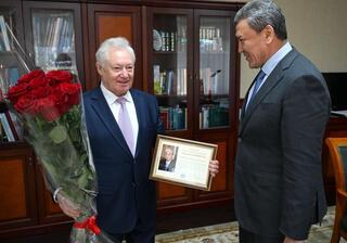 Аким СКО вручил Анатолию Башмакову Благодарность Президента
