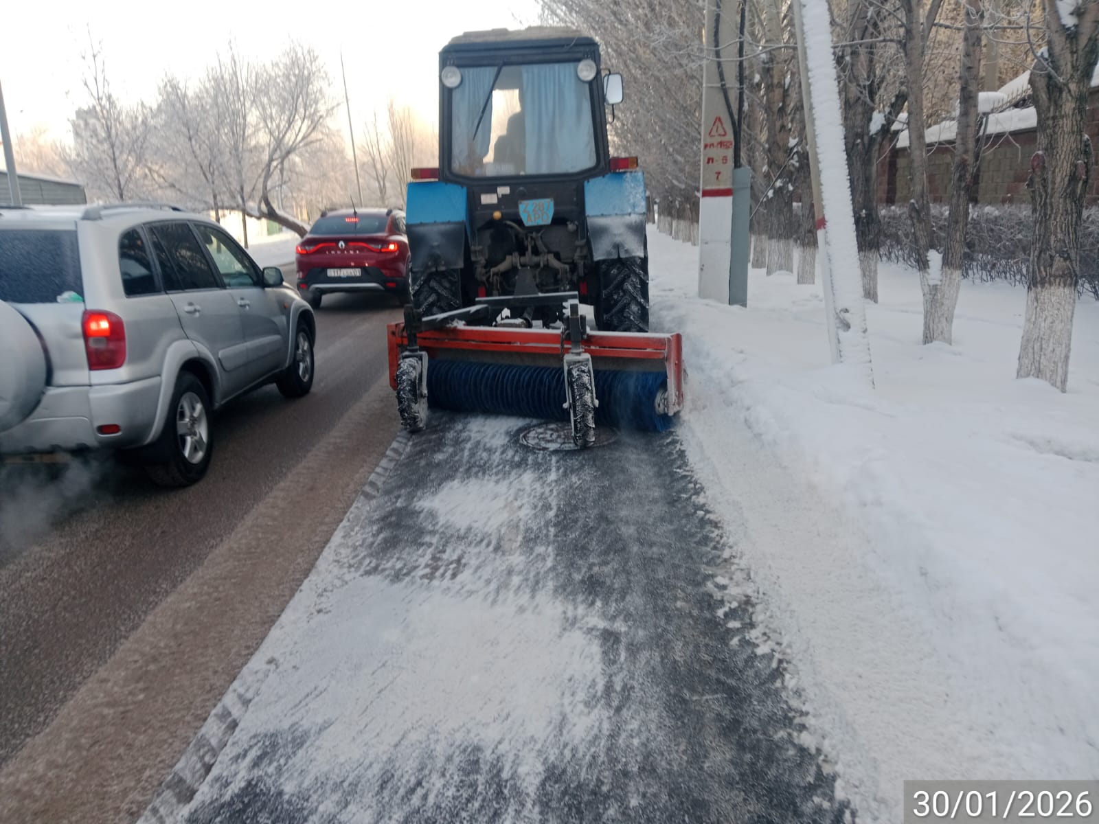 Более 1 100 единиц спецтехники вывели на уборку снега в Астане