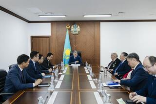 Аким Атырауской области Серик Шапкенов поздравил ветерана труда Нурпеиса Макашева с 80-летием