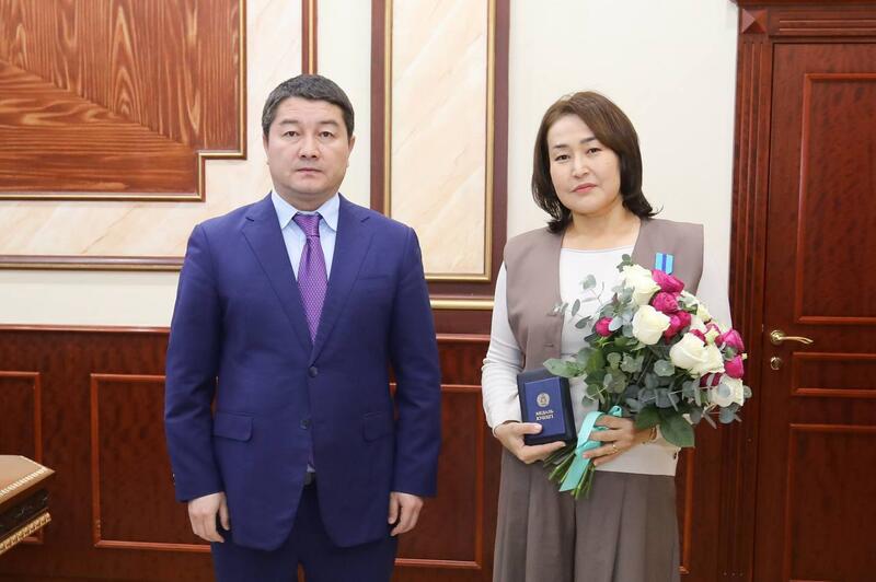 Нурдаулет Килыбай вручил государственные награды людям труда