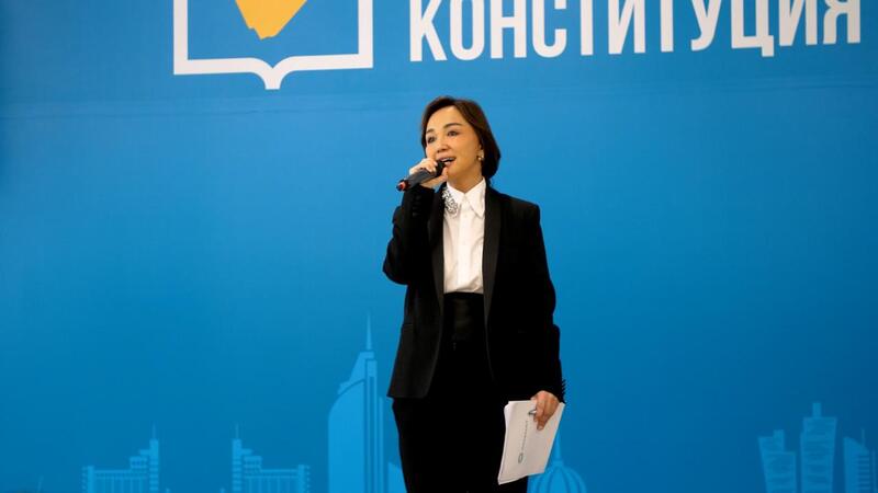 Масштабную акцию в поддержку новой Конституции накануне 8 марта провели в Астане