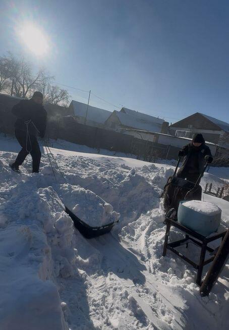 Волонтёры Карагандинской области помогают одиноким пенсионерам