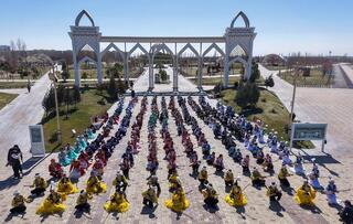 В ТУРКЕСТАНЕ БОЛЕЕ 500 ЮНЫХ ДОМБРИСТОВ ОДНОВРЕМЕННО ИСПОЛНИЛИ КЮЙ