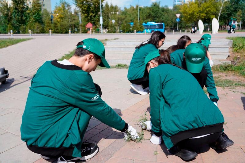 «Таза Қазақстан»: молодежь провела экологический субботник в Сквере Учителей в Астане