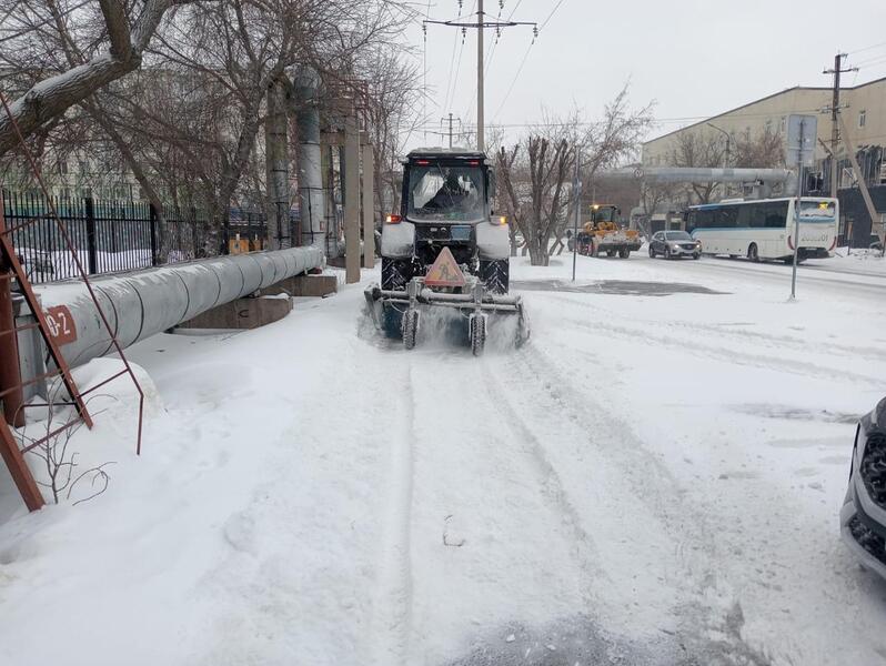 В работе по уборке снега в Астане задействованы тысячи дорожных рабочих