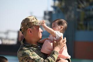 Дети военнослужащих отправились в поход по Каспию на боевых кораблях