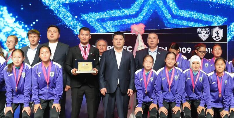 Аким Мангистауской области поздравил футболистов «Каспия» с выходом в Премьер-Лигу