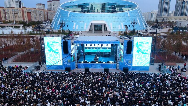 Сотни горожан собрались у монумента “Қазақ елі”: как в Астане отметили День Республики