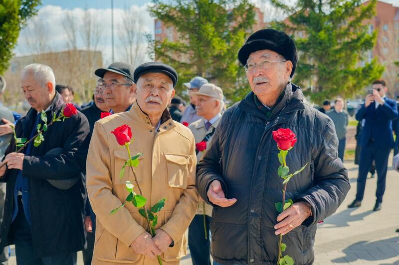 День работников науки: в Астане прошла церемония возложения цветов к памятнику Канышу Сатпаеву