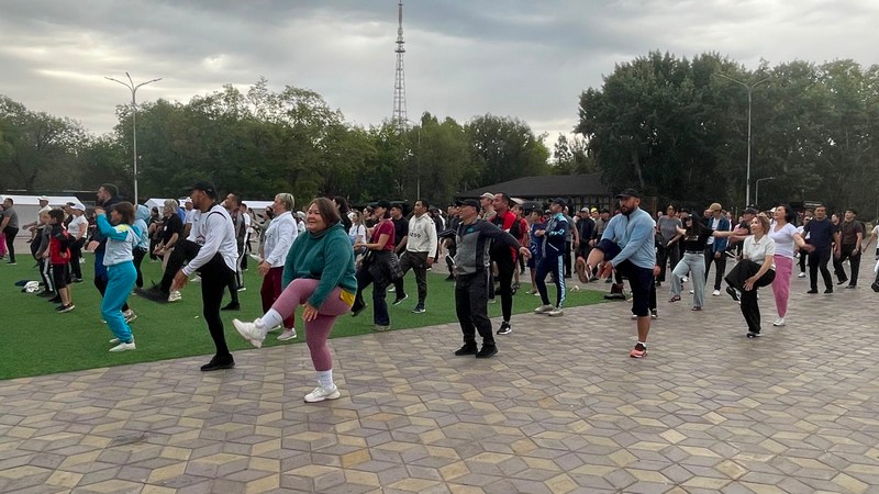 В Караганде массовые утренние зарядки переместились на площадь у флагштока