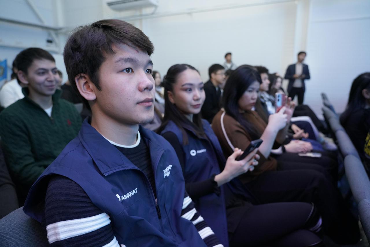 «Закон и порядок»: звезды команды КВН «Астана» рассказали студентам о вреде наркотиков