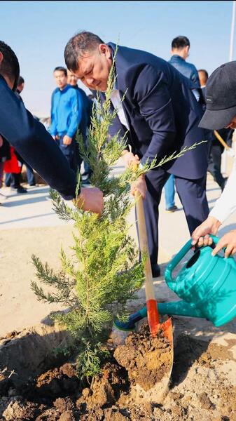 ТУРКЕСТАН: ЧЕМПИОНЫ МИРА ПРИНЯЛИ УЧАСТИЕ В СУББОТНИКЕ В ШАРДАРЕ, КОММУНАЛЬНОМУ ПРЕДПРИЯТИЮ ПЕРЕДАНО 15 ЕДИНИЦ ТЕХНИКИ