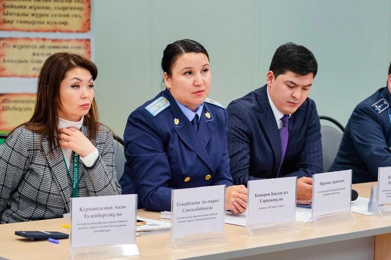 Как не стать жертвами мошенников: разъяснительное мероприятие для пенсионеров организовали в Астане