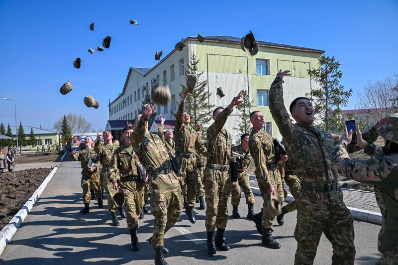 В Астане 140 военнослужащих простились с Боевым знаменем, 20 из них продолжат службу по контракту