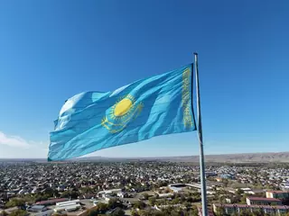 В области Жетісу в День Республики Государственный флаг подняли на 43 флагштоках