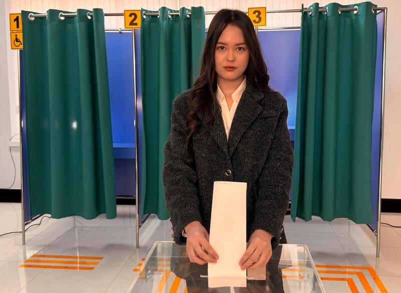 18-летняя жительница Конаева впервые проголосовала на референдуме