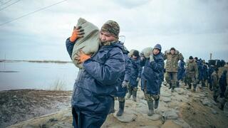 Курсанты Нацгвардии укрепляют дамбу в СКО